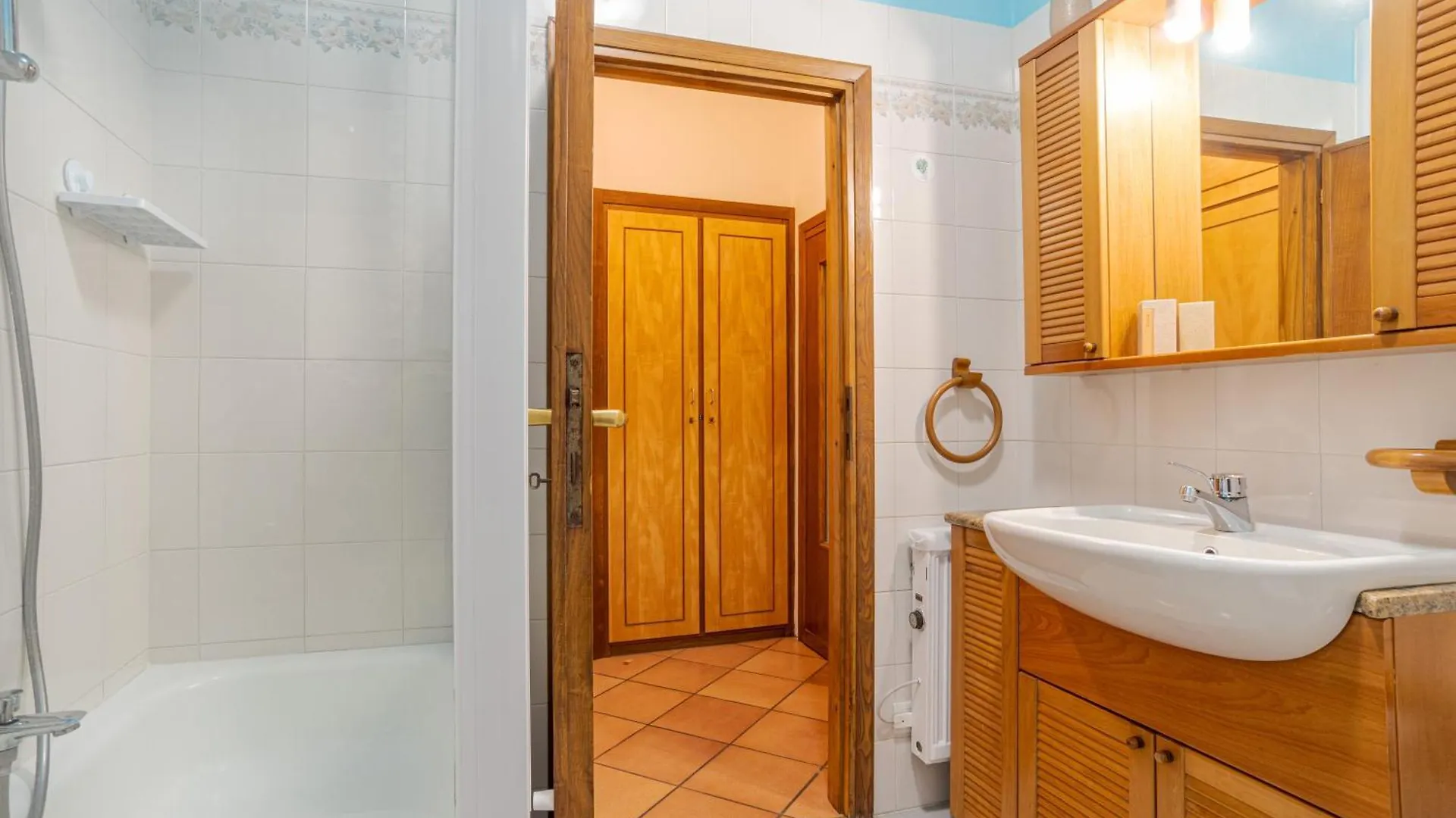 Maison Laghee-Bright Apt With Balcony, Lake View! Carate Urio 0*,