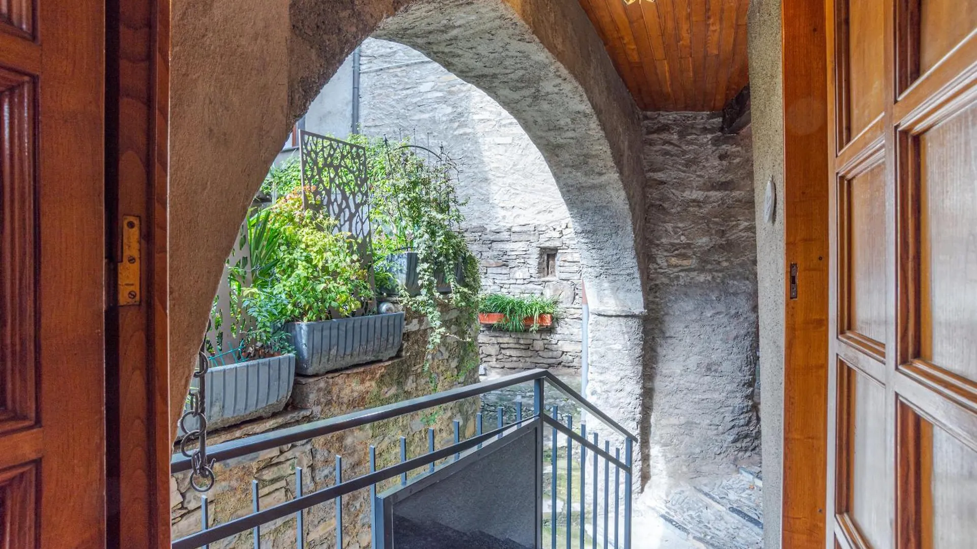 Maison Laghee-Bright Apt With Balcony, Lake View! Carate Urio